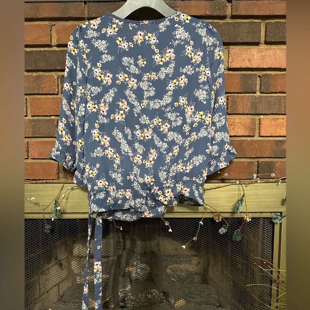 🛍️ blue with multi color floral print top with new condition never worn. - Picture 3 of 5